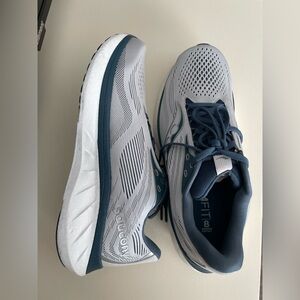 Saucony Ride 18 men’s running shoes